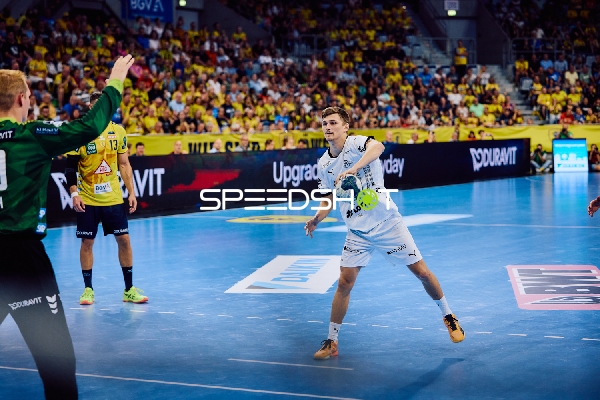 Ein Spieler von THW Kiel wirft auf das Tor.