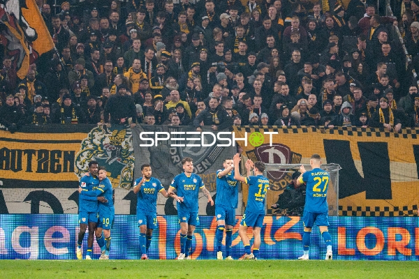 Spieler feiern gemeinsam