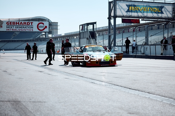 Rennvorbereitung in der Boxengasse