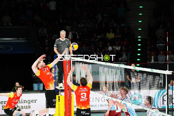 Spielszene mit Nimo Benne (21; BADEN VOLLEYS SSC Karlsruhe) und Teamkollegen