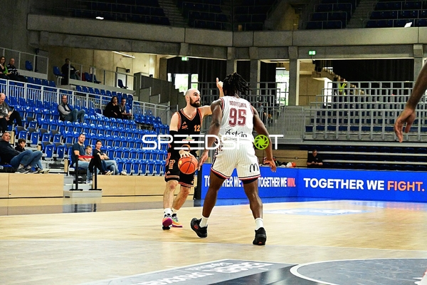 Tommy Kuhse (12; Rasta Vechta) dribbelt gegen Adam Mokoka (95; JL Bourg Basket)