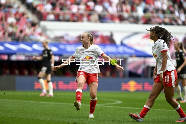 Spielszene mit Ballkontakt