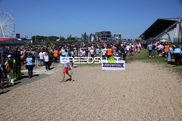 Zuschauer beim 24h Rennen 2025