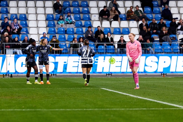 Torwart und Abwehrspielerinnen