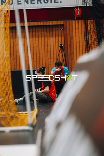 Trainer und Fotograf am Spielfeldrand