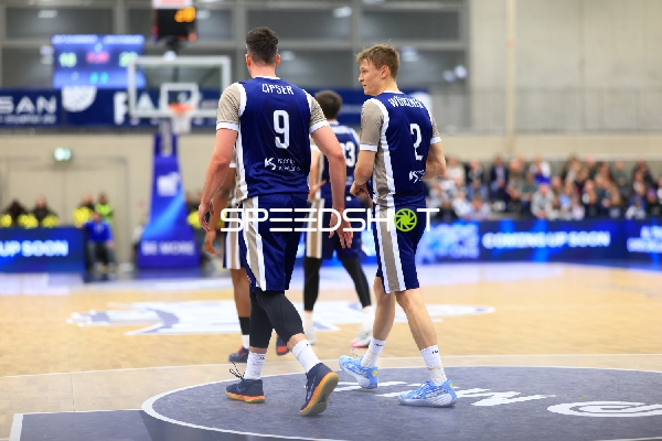 Niklas Würzner (2; MLP Academics Heidelberg) und Paul Zipser (9; MLP Academics Heidelberg) auf dem Spielfeld