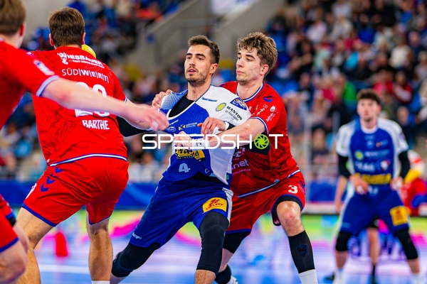 Filip Vistorop (4, ThSV Eisenach) gegen Nikola Vlahovic (3, SG BBM Bietigheim)