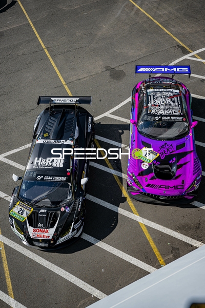 Zwei Fahrzeuge in der Boxengasse