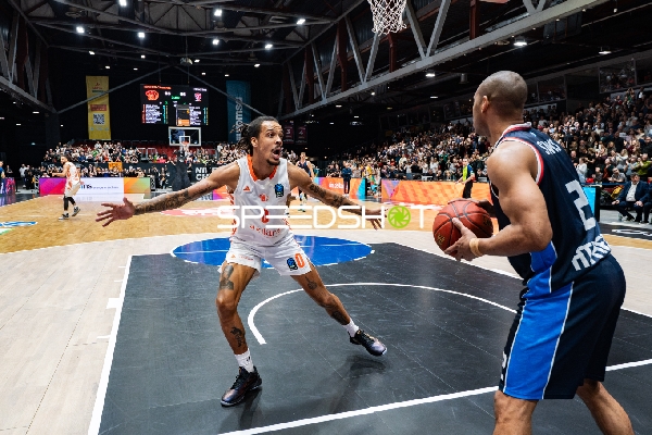 Kevin Yebo (0; NINERS Chemnitz) und Markel Starks (2; Panionios Athen) in Aktion