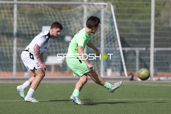 Spieler von FC-Astoria Walldorf II beim Schuss