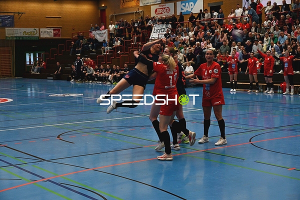 Wurfversuch bei Handballspiel in Ketsch