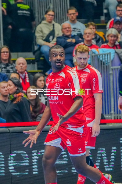 Sadou Ntanzi (91; MT Melsungen) und David Mandić (7; MT Melsungen) in Aktion