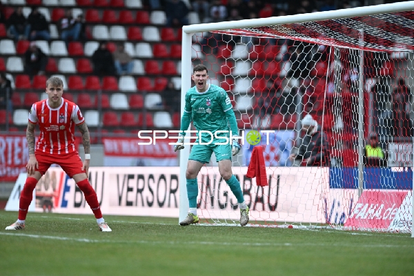 Torwart und Verteidiger in Aktion