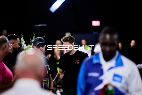 Ringside-Zone Face-Off