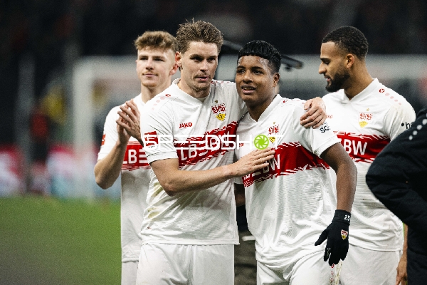 Spieler feiern gemeinsam