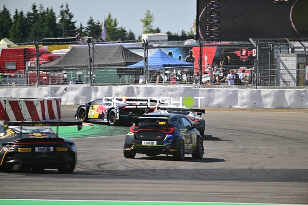 Rennfahrzeuge auf der Rennstrecke