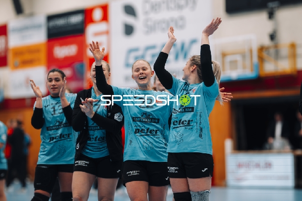 Jubel mit Rikke Hoffbeck Petersen (22; Thüringer HC) und Teamkollegen