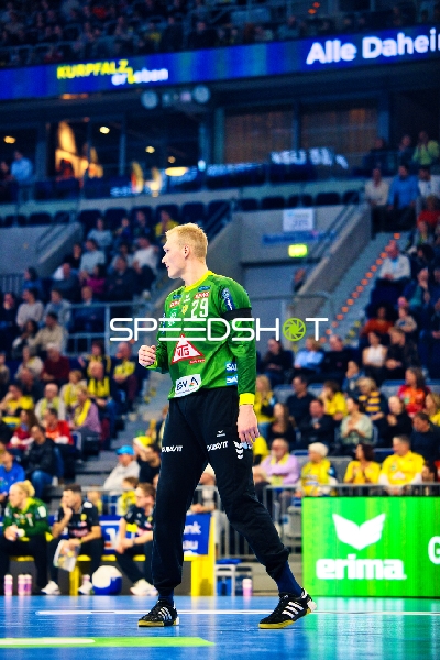 Ein Spieler von HSG Wetzlar bewegt sich auf dem Spielfeld.