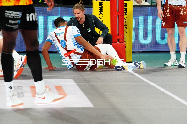 Gustavo Oscar Bryan Avila (9; WWK Volleys Herrsching) am Boden im Gespräch