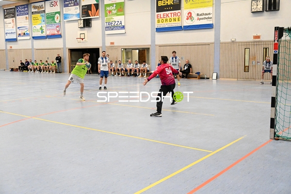 Torwurf im Handballspiel zwischen TV Edingen und TV Friedrichsfeld