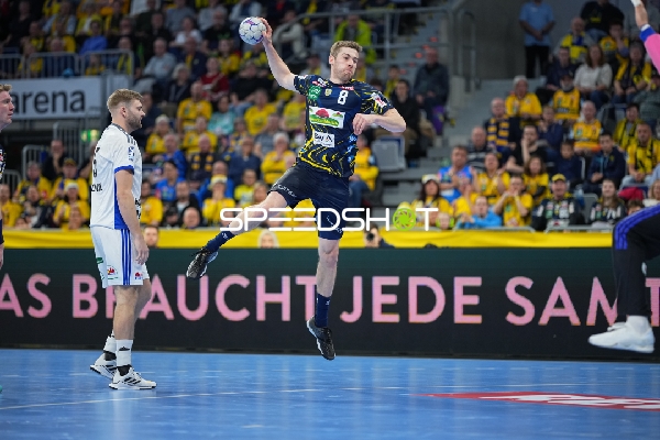 Tim Nothdurft (28; Rhein Neckar Löwen) und Oliver Norlyk (5; HSV Hamburg) in Aktion