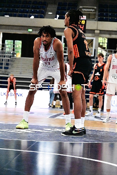 Direktes Duell um den Ball