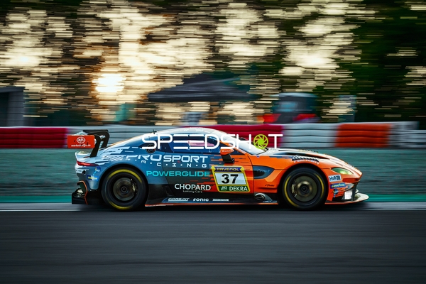 Fahrzeug #37 auf der Rennstrecke