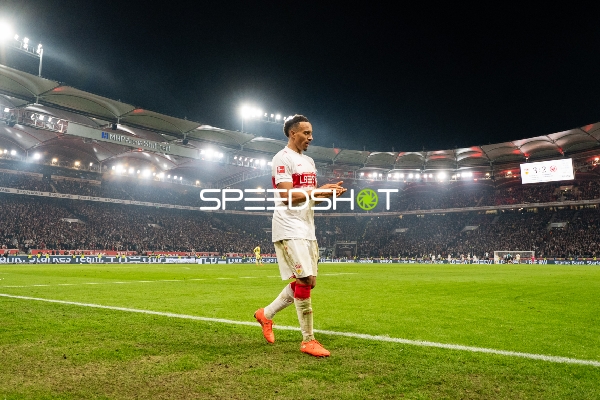 Spieler klatscht auf Spielfeld