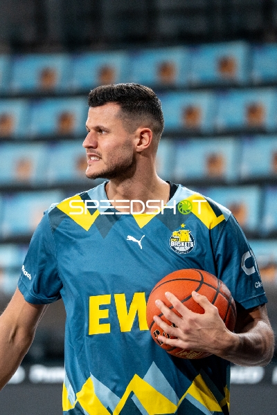 Filip Stanic (65; EWE Baskets Oldenburg) in Aktion