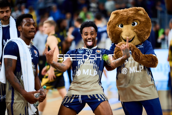 Spieler von MLP Academics Heidelberg feiern