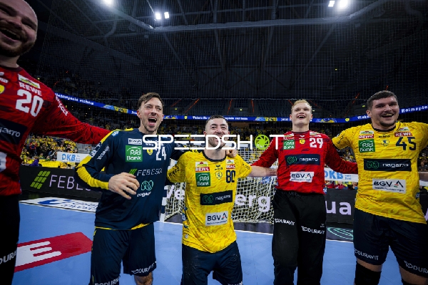 Halil Jaganjac (45; Rhein Neckar Löwen) und Teamkollegen feiern