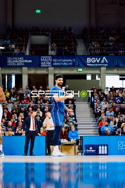 Ein Spieler von Brose Bamberg zeigt mit dem Daumen nach oben.
