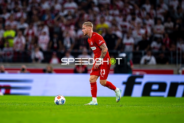 Spieler Louis Oppie (23; FC St. Pauli) mit Ball