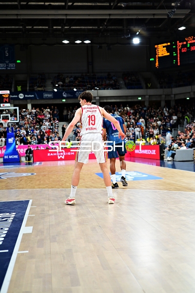 Defensive Aktion mit Christian Skladanowski (19; Würzburg Baskets)