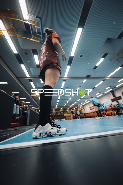 Szene mit Nele Wenzel (23; HSG Bensheim/Auerbach) und Lotta Heider (7; Thüringer HC)