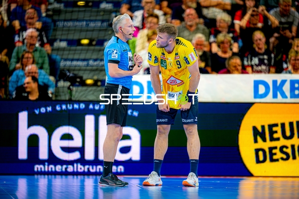 Diskussion mit Schiedsrichter Steven Plucnar Jacobsen (9;Rhein Neckar Löwen)