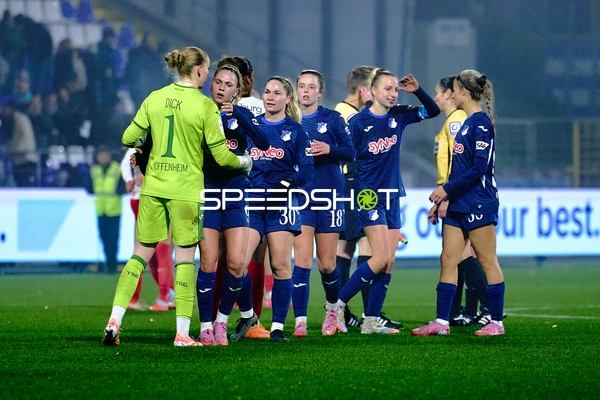 Spielerinnen begrüßen sich