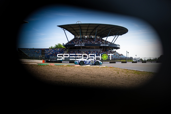 Rennfahrzeug auf der Rennstrecke