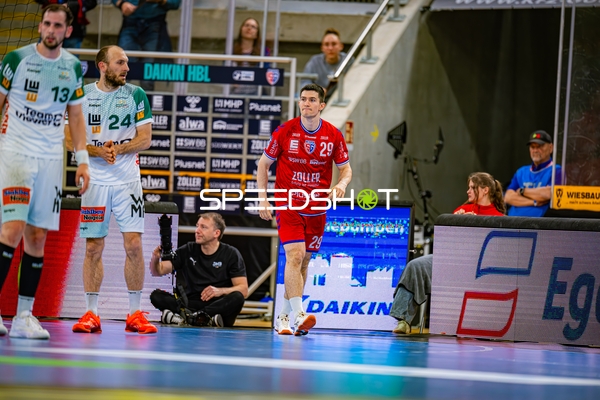 Spielszene mit Moritz Strosack (29;SG BBM Bietigheim), Jona Bader (24;SG BBM Bietigheim), Josip Sarac (13;Frisch Auf Göppingen)