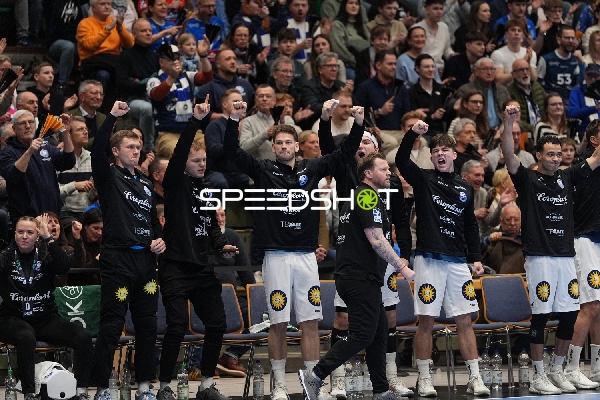 Jubel mit Lukas Becher (18; Bergischer HC) und Teamkollegen