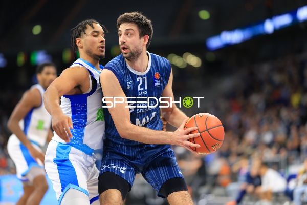 Mateo Seric (21; MLP Academics Heidelberg) mit Ball gegen Garai Zeeb (3; Frankfurt Skyliners)