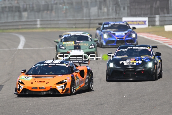 Rennwagen auf Strecke