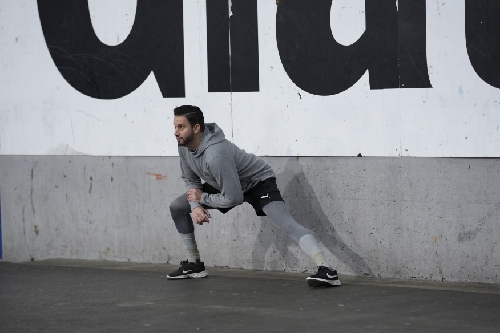 Athlet dehnt sich vor Spiel