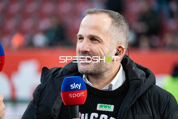 Trainer Manuel Baum vom FC Augsburg im Interview vor dem Spiel