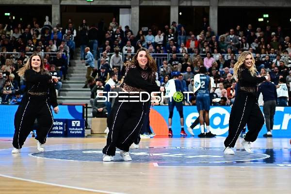 Basketball-Szene mit Tänzerinnen