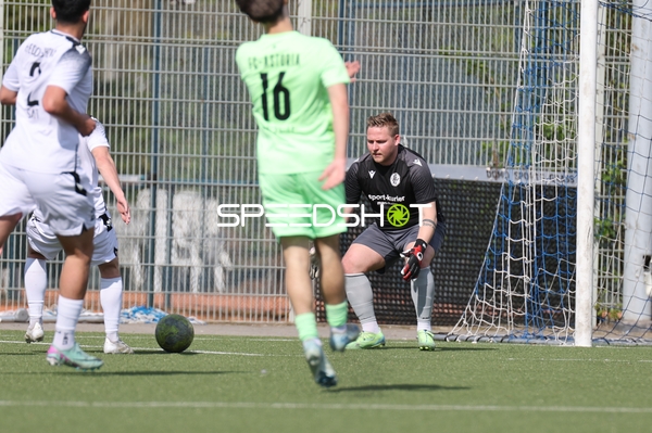 Spieler von Walldorf II vorbereitet Pass vor dem Tor