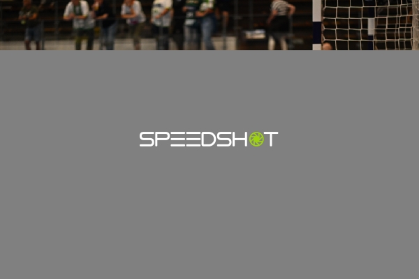 Spieler positionieren sich vor dem Tor