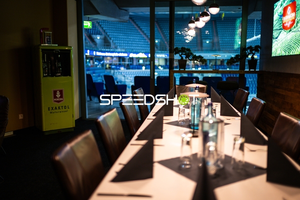 Leerer Tisch im Stadion