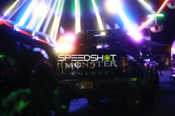 Fahrzeug mit Monster Energy Logo