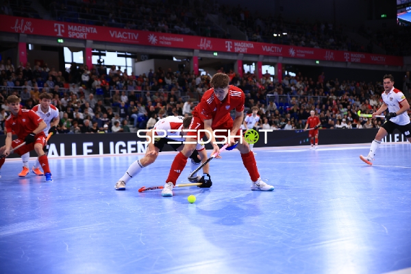 Ballkampf zwischen Gracjan JARZYNSKI (7; Polen) und Xaver HASUN (93; Österreich)